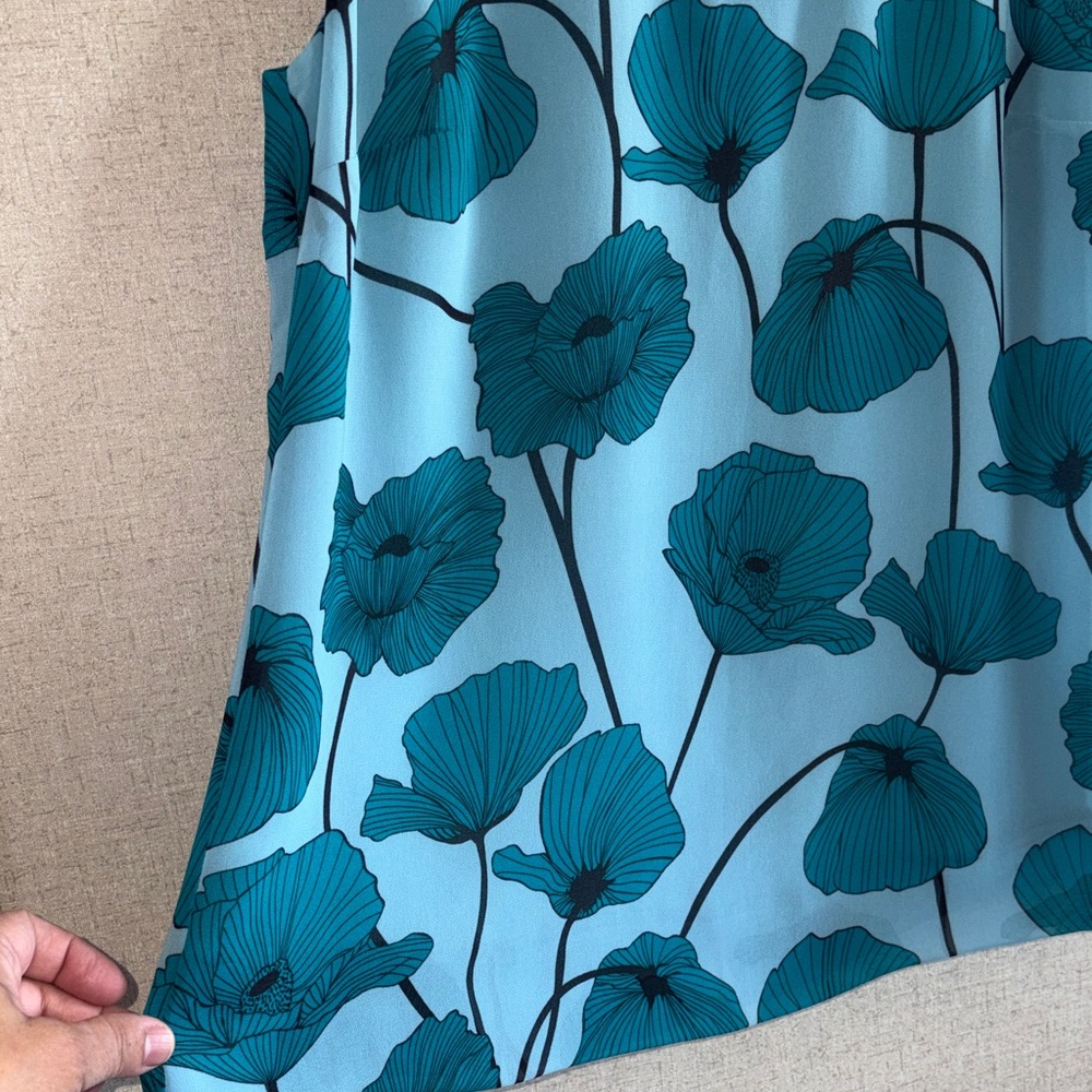 Cabi Blue Poppy Floral Sleeveless Blouse Sz M Botanical Casual Chic Officewear - Picture 9 of 12